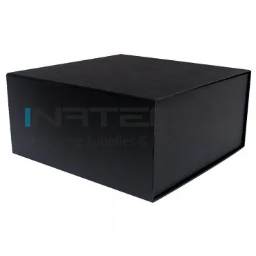 Коробка для подарков с магнитной застежкой длиной 230 мм, шириной 230 мм, высотой 110 мм, черного цвета, тип картона - мука, система застежки - магнитная.