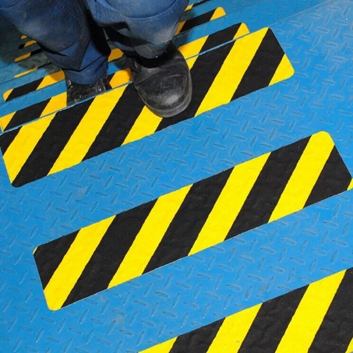 Banda Antiderapanta Pentru Forme Neregulate Lungime 18.3 m, Latime 100 mm, Culoare Galben, Buc / Pachet 10-Benzi Adezive Anti...