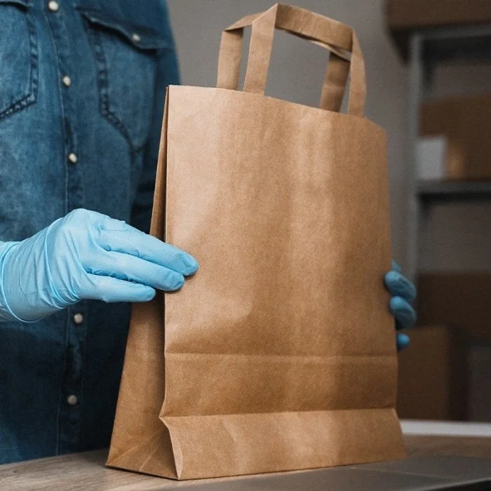 Pungi Hartie Cu Maner Plat, Hartie Kraft Natur 70g/mp Dimensiuni cm (L × l × h) 22 x 11 x 28, Tip Maner Flat, Material Hartie...