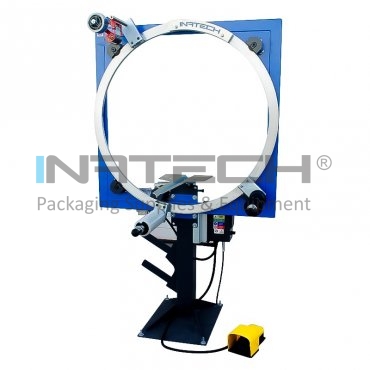 Автоматическая упаковочная машина для маленьких жилетов. Размеры машины (мм): 774 (д) х 1050 (ш) х 1780 (в), Мощность: 400 Вт, Скорость вращения: 32 (вращения/мин), Максимальный размер коробки (мм): 600 х 650 мм, Ширина пленки: 250 мм.